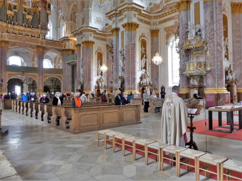 Am vergangenen Sonntag fanden im Pfarrverband Fürstenfeld die ersten öffentlichen Gottesdienste seit Beginn der Einschränkungen wegen der Corona-Pandemie unter den strengen Schutzmaßnahmen, wie Wahrung des Sicherheitsabstandes und das Tragen eines Mund-Nasen-Schutzes, statt.