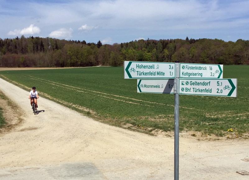 Pünktlich zur neuen Fahrradsaison entsteht im gesamten Landkreis Fürstenfeldbruck ein durchgehendes Radwegbeschilderungsnetz. Derzeit sind die Bauhöfe der Kommunen dabei, die Schilder dafür zu montieren. 