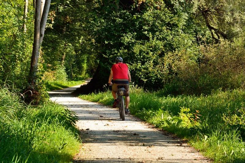 Am 7. Mai gingen ein 76-jähriger Odelzhausener und eine 59-jährige Odelzhausenerin auf dem Wald- und Wiesenweg südöstlich des Mühlbachs, vom Golfplatz kommend, in Richtung Heinrich-Nicolaus-Straße. Ca. 150 Meter vor dieser kamen ihnen eine Frau und ein Mann mit ihren Fahrrädern entgegen.