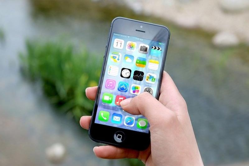 Am vergangenen Donnerstag, den 30.04.2020 teilte eine 15-jährige Schülerin aus München gegen 17.15 Uhr über den Polizei-Notruf mit, dass ihr soeben am Bahnhof Neugilching ihr iphone von einer unbekannten Frau aus der Hand gerissen worden war.