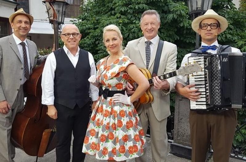 Corona zum Trotz, wird der Start in den diesjährigen „Pfingsturlaub daheim“ zu einem ganz besonderen Vergnügen, denn die Brettl-Spitzen liefern „Urlaubsfeeling made im Hofbräuhaus“. Mit der Premiere der „BR Brettl-Spitzen Sommer-Spezial“ und einem Riesenstaraufgebot der Volkssängerszene gibt es im BR Fernsehen am Pfingstsonntag zur Primetime um 20.15 Uhr einen köstlichen Vorgeschmack auf die schönste Jahreszeit.