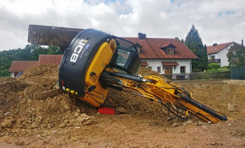 Zu einem spektakulären und gleichzeitig sehr außergewöhnlichen Unfall kam es am gestrigen Vormittag am Deichelweg im Gilchinger Ortsteil Geisenbrunn. In einem Baugrundstück wurde von der alarmierten Feuerwehr Geisenbrunn gegen 11.30 Uhr ein umgestürzter Bagger auf der Seite liegend im Erdreich vorgefunden, aus dessen Tank Diesel auslief.