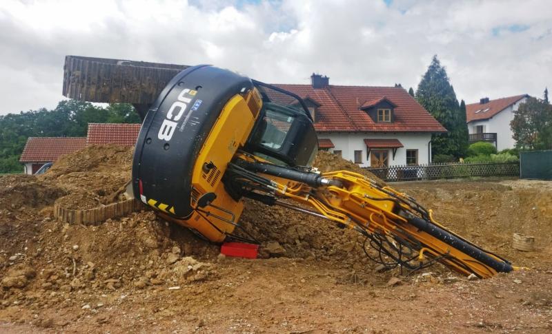 Zu einem spektakulären und gleichzeitig sehr außergewöhnlichen Unfall kam es am gestrigen Vormittag am Deichelweg im Gilchinger Ortsteil Geisenbrunn. In einem Baugrundstück wurde von der alarmierten Feuerwehr Geisenbrunn gegen 11.30 Uhr ein umgestürzter Bagger auf der Seite liegend im Erdreich vorgefunden, aus dessen Tank Diesel auslief. 