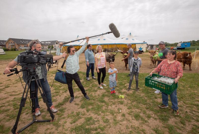 „Jetzt red‘ i“ heißt eine Diskussionsrunde, die regelmäßig im Bayerischen Fernsehen läuft. Auch in Zeiten von Corona soll die Tradition nicht unterbrochen werden, sagt Julius Kolb, einer der verantwortlichen Redakteure. „Es geht natürlich nicht, dass wir die Sendung wie üblich live im Beisein von Publikum übertragen.