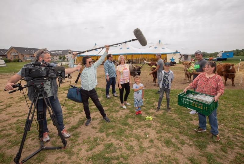 „Jetzt red‘ i“ heißt eine Diskussionsrunde, die regelmäßig im Bayerischen Fernsehen läuft. Auch in Zeiten von Corona soll die Tradition nicht unterbrochen werden, sagt Julius Kolb, einer der verantwortlichen Redakteure. „Es geht natürlich nicht, dass wir die Sendung wie üblich live im Beisein von Publikum übertragen. 