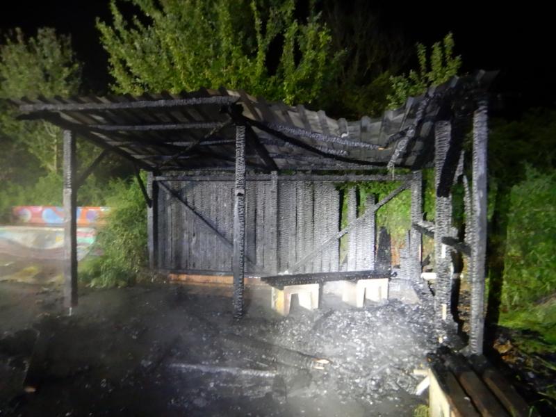 Am Samstag, 23. Mai, gegen 22.45 Uhr wurde der Polizei Fürstenfeldbruck ein Brand am Skaterpark hinter der Grundschule in Türkenfeld mitgeteilt. Bislang unbekannte Personen machten unter einem Unterstand ein Feuer.