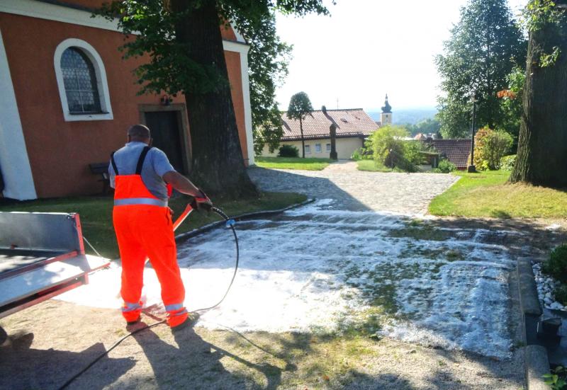 Es gibt viele Möglichkeiten Unkraut zu bekämpfen. Auf öffentlichen Flächen ist dafür die Kommune zuständig. Die Stadtverwaltung Olching setzt auf ein ganz spezielles thermisches Verfahren.