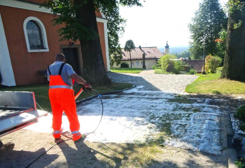 Es gibt viele Möglichkeiten Unkraut zu bekämpfen. Auf öffentlichen Flächen ist dafür die Kommune zuständig. Die Stadtverwaltung Olching setzt auf ein ganz spezielles thermisches Verfahren. 