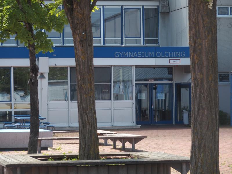 Kaum sind die Bestimmungen etwas gelockert worden und der Schulbetrieb teilweise wieder hochgefahren, schon entschied die Schulleitung des Olchinger Gymnasiums zur Abklärung eines Corona-Kontaktfalles, am vergangenen Freitag, 15. Mai, keinen Unterricht für die Schüler der Oberstufe (Q 11 und 12) in der Schule durchzuführen.