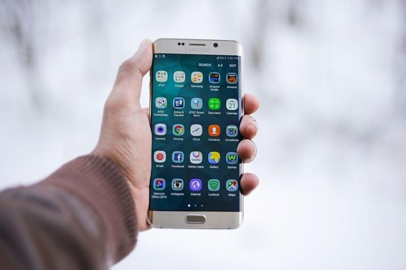 Zwei in Fürstenfeldbruck wohnhafte Paketzusteller (19 und 21) haben im Zeitraum von Ende April bis Mitte Mai 2020 mehrere hochwertige Mobiltelefone aus ihren auszuliefernden Paketen abgezweigt und für sich selbst behalten.
