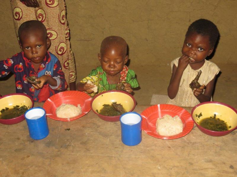 Speisung für Kindergartenkinder im Kongo.