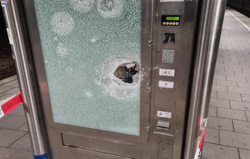 Am Samstag (20. Juni) zerstörte ein alkoholisierter 16-Jähriger die Scheibe eines Snackautomaten am Bahnhof Olching. Die Eltern holten den Jugendlichen samt Strafanzeige bei der Bundespolizei in München ab.
