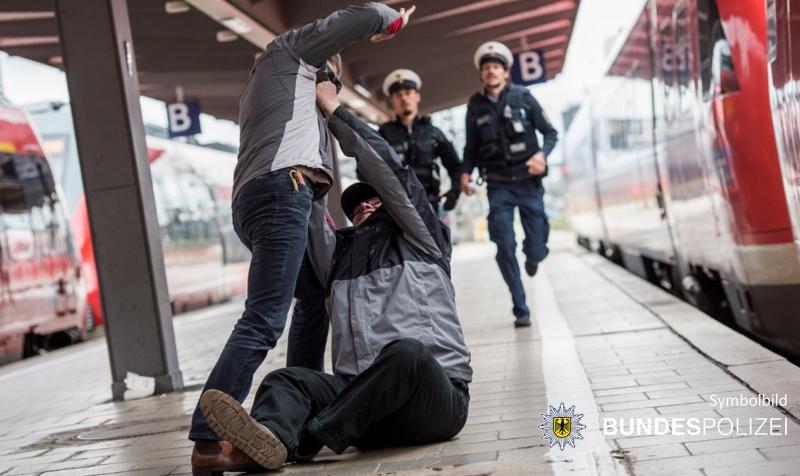 Samstagnacht gegen 22:45 Uhr sprach ein 22-Jähriger aus Eritrea am Bahnhof Fürstenfeldbruck einen ihm unbekannten 23-jährigen türkischstämmigen Mann an und drängte ihn in eine Ecke.