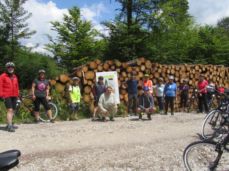 Die erste Umwelttour mit Erstem Bürgermeister Norbert Seidl für Naturradlerinnen und Naturradler führte am vergangenen Sonntag, 21. Juni, mit dem Rad zu der 340 Jahre alten Welshofener Linde im Landkreis Dachau. 
