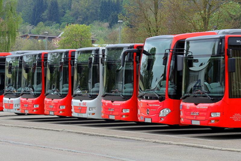 Fürstenfeldbruck - Beamte der Polizeiinspektion Fürstenfeldbruck staunten am Sonntag nicht schlecht, als sie bei einem Busfahrer einen Alkoholtest durchführten, nachdem dieser gegen 16:15 Uhr durch Schlangenlinienfahren auf der B 2, zwischen Germering und Fürstenfeldbruck, einem Verkehrsteilnehmer aufgefallen war. 