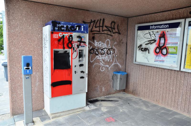  Gegen 06:00 Uhr meldete ein Fahrgast am S-Bahnhaltepunkt Malching (S3) festgestellte Graffiti-Beschmierungen der Polizei. Eine Streife der Bundespolizeiinspektion München begab sich daraufhin vor Ort. Die Beamten fanden gesprühte Schriftzüge und unleserliche Kritzeleien an mehreren Fahrplanauskunftstafeln, an Wänden des Haltepunkthäusschens und an einem Fahrausweisautomaten.