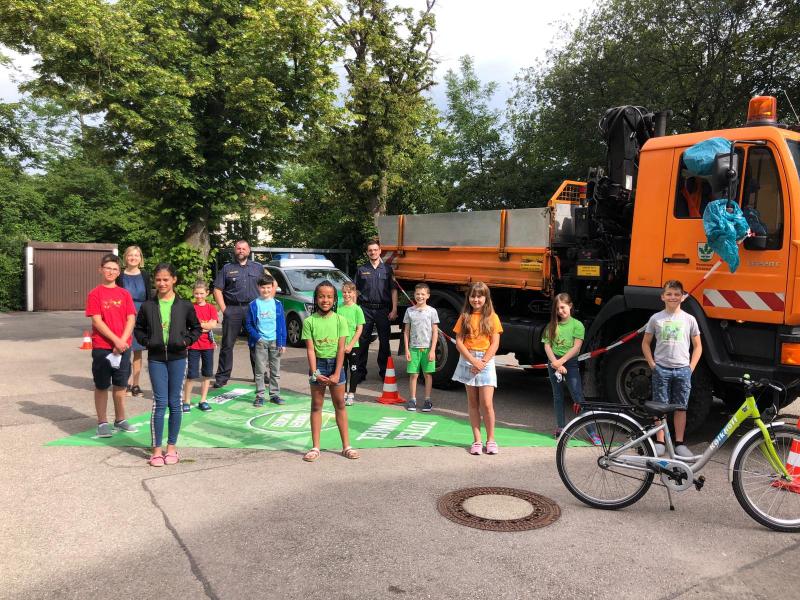 Ein tonnenschwerer Laster stand am 24. und 25. 06. 2020 auf dem Vorhof der Josef-Dering-Grundschule in Eichenau. Dies hatte aber nichts mit dem derzeitigen Umbau zu tun. Vielmehr durften die Viertklässler vom Fahrersitz aus erleben, wie ihre Klassenkameraden vollständig im Toten Winkel des Fahrzeugs verschwanden und für den Fahrer unsichtbar wurden. 