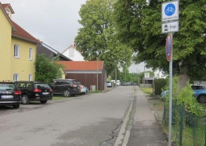 Am Sonntag, dem 21. Juni wird die erste Weßlinger Fahrradstraße eröffnet. Treffpunkt Am ist um 12 Uhr auf der großen Wiese vor der Turnhalle am Meilinger Weg 24 in Weßling. Anlässlich dieser Veranstaltung ist ein Picknick auf der Wiese geplant. Zu Beginn der Eröffnung findet eine Begrüßung durch den ersten Bürgermeister Michael Sturm und den Vertreter des Mobilitätswendevereins Weßling statt.