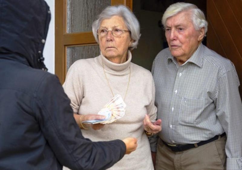 Unbekannten Betrügern gelang es am Dienstag, eine Seniorin aus Puchheim um eine fünfstellige Summe zu betrügen. Die Kriminalpolizei hat die Ermittlungen aufgenommen. Die Täter hatten zuvor telefonisch Kontakt zu der 78-Jährigen aufgenommen und sich als Polizeibeamte ausgegeben. 