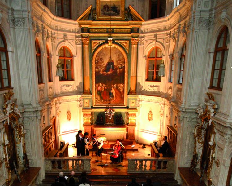 Endlich kann nach längerer Pause die Residenz-Serenade wieder regelmäßig stattfinden. Die beliebte Konzertreihe findet jeden Samstag und jeden Donnerstag um 18:30 Uhr in der Alten Hofkapelle mit wöchentlich wechselnden Programmen statt.