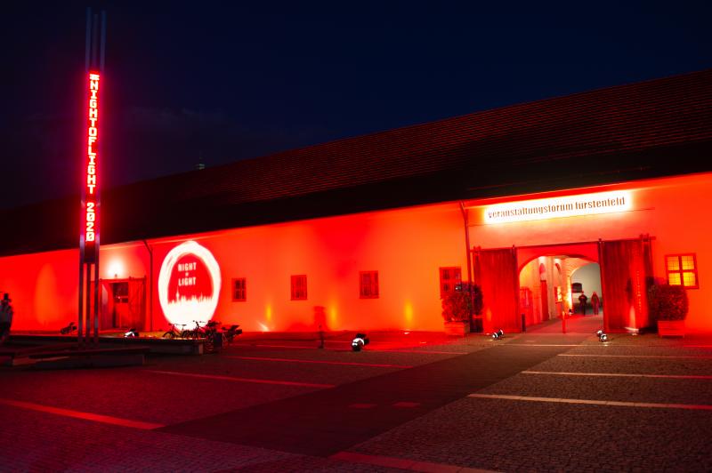 - In einer deutschlandweiten Aktion in der Nacht des 22. Juni machten das Veranstaltungsforum Fürstenfeld und andere Institutionen, wie zum Beispiel das Stockwerk in Gröbenzell auf die Corona-bedingte Gefährdung der Kulturbranche aufmerksam. 