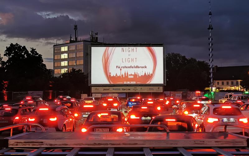 Wenn man im Zentrum Fürstenfeldbrucks das Radio auf die UKW-Frequenz 90,4 MHz einstellt, hört man tagsüber Musik und am Abend den Ton zum Film im Brucker Autokino.