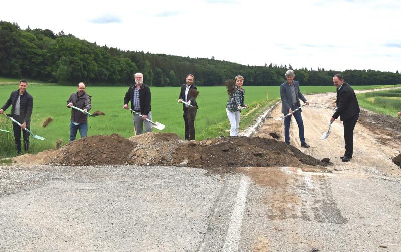 Der Landkreis Fürstenfeldbruck baut die Kreisstraße FFB 6 südlich von Mauern bis zur Landkreisgrenze zu Starnberg aus. Entlang der auszubauenden Fahrbahn entsteht zusätzlich ein neuer Geh- und Radweg. Die umfangreichen Arbeiten wurden heute mit einem Spatenstich eingeleitet. 