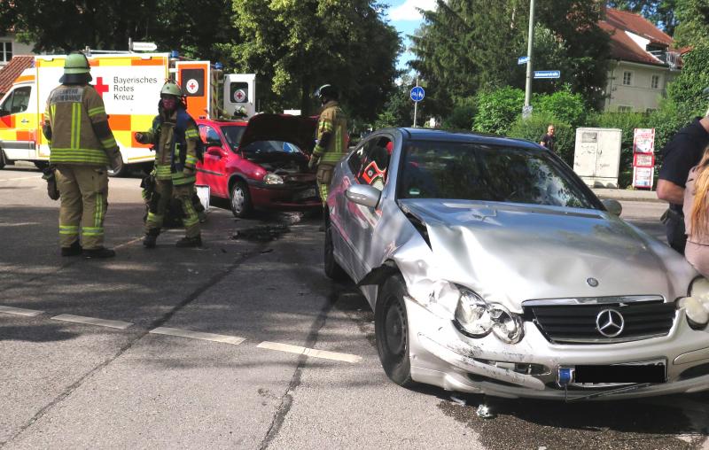 - Montagnachmittag um kurz vor 17.00 Uhr herrschte große Aufregung in der Puchheimer Adenauerstraße, da ein großes Aufgebot von Feuerwehr und Rettungsdienst in die Adenauerstraße in Puchheim beordert wurde.