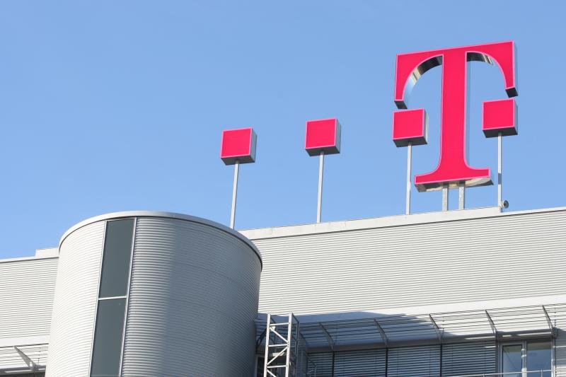 Montagmorgen gegen 04.20 Uhr ereignete sich in der Schöngeisinger Straße ein ungewöhnlicher Einbruch in einen Telekomladen, bei dem sich der Täter äußerst rabiat Zugang zum Laden verschaffte.