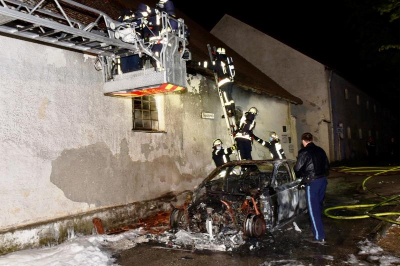 Gestern gegen 02.30 Uhr wurde von Anwohnern die Feuerwehr und die Polizei alarmiert, nachdem in Graßlfing ein PKW brannte. Die Feuerwehren aus Olching, Esting und Graßlfing löschten die Flammen am Auto und am benachbarten landwirtschaftlichen Gebäude, das durch Feuer und Hitze in Mitleidenschaft gezogen war. 