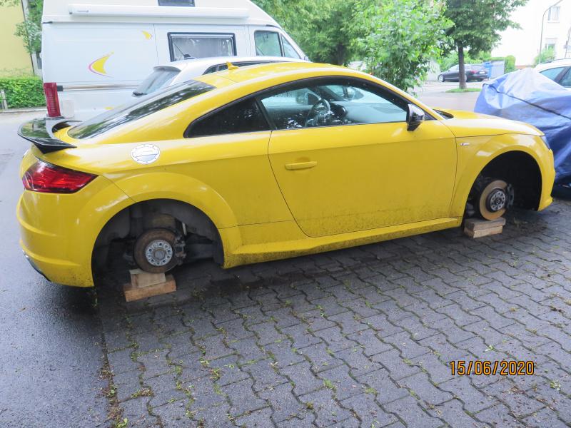 Nachdem die Germeringer Polizei am 21.04.2020 bereits über einen dreisten Fall von einem kompletten Reifen-Felgensatzdiebstahl in einem Germeringer Wohngebiet berichtet hatte, bei dem die Täter einen Mercedes im Innenhof eines Mehrfamilienhaus auf vier Pflastersteinen aufgebockt hatten, passierte ein ähnlich gelagerter Fall in der Nacht von Sonntag auf den gestrigen Montag in der Bäumlstraße in Puchheim.