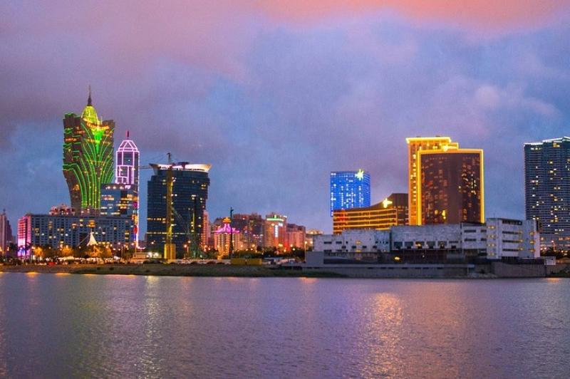 Bei vielen Menschen gilt Macau als reines Glücksspielparadies. Dabei hatte alles am 20. Dezember 1999 begonnen. Denn zu diesem Datum wurde der letzte Rest europäischen Grundbesitzes von 30,3 Quadratkilometer Größe an die Volksrepublik China zurückgegeben. 