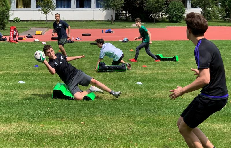 Seit 1. Juni kann die Rugby-Abteilung des 1. SC Gröbenzell das Heimtraining per Videokonferenz und die Solo-Trainingseinheiten oder Liegestütz-Wettbewerbe im Home-Office hinter sich lassen, weil die Beschränkungen zur Abwehr der Corona-Pandemie gelockert wurden. 