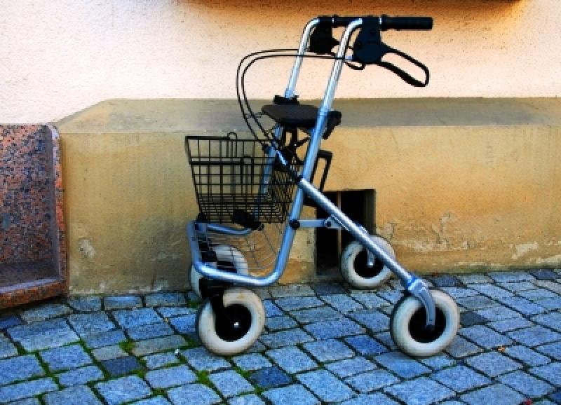 Ein äußerst dreister und niederträchtiger Täter hat am gestrigen Mittwoch einer 87-jährigen Rentnerin in der Rosenstraße aus deren Wohnung 2.700€ Bargeld gestohlen.