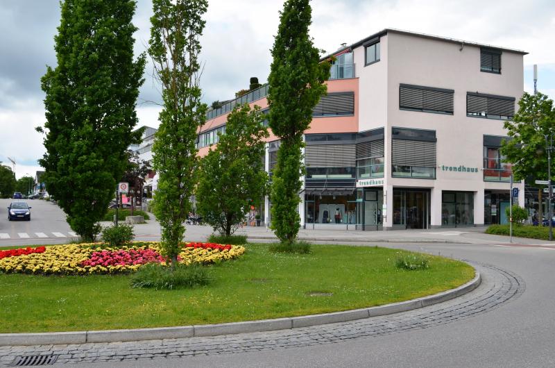 Gestern Mittag fand die Serie von durch Unfällen verletzten Fahrradfahrern in Germering leider erneut eine Fortsetzung.  Während im gestrigen Bericht noch ein Fahrradfahrer alleinbeteiligt und alkoholbedingt schwer gestürzt war,  lautet im heutigen Bericht die Konstellation „Pkw gegen Radfahrer“, wobei der Unfall dieses Mal vom Autofahrer verschuldet wurde und den Fahrradfahrer keinerlei Schuld trifft. 