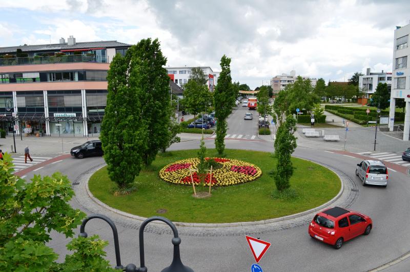 Eine 33-jährige Anwohnerin aus der Unteren Bahnhofstraße wurde heute Nacht um kurz vor 02.00 Uhr durch laute Schreie auf der Straße aus dem Schlaf gerissen und verständigte daher umgehend die polizeiliche Einsatzzentrale. Sie teilte dem Beamten am Notruf  mit, dass ca. 10 Jugendliche in der Unteren Bahnhofstraße randalieren und sich offensichtlich auch prügeln würden.