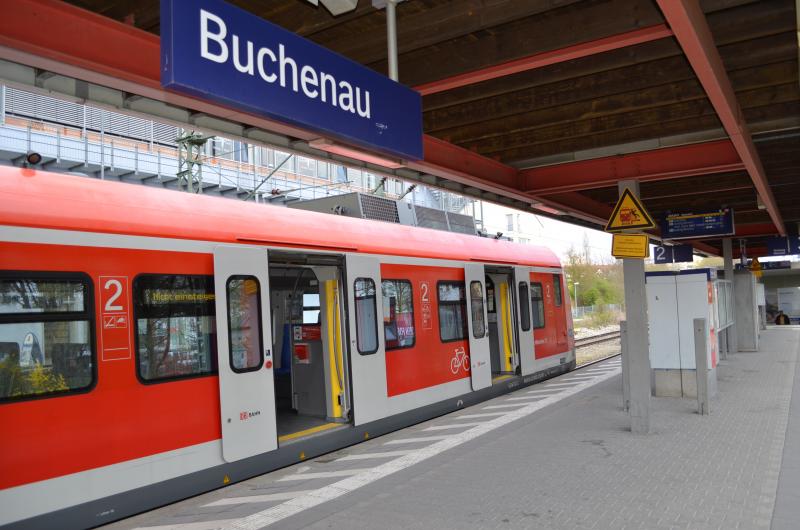 Montagnacht kam es zu einer gefährlichen Körperverletzung am S-Bahnhaltepunkt Buchenau. Drei Tatverdächtige konnten unerkannt flüchten. Die Bundespolizei sucht nach Zeugen.