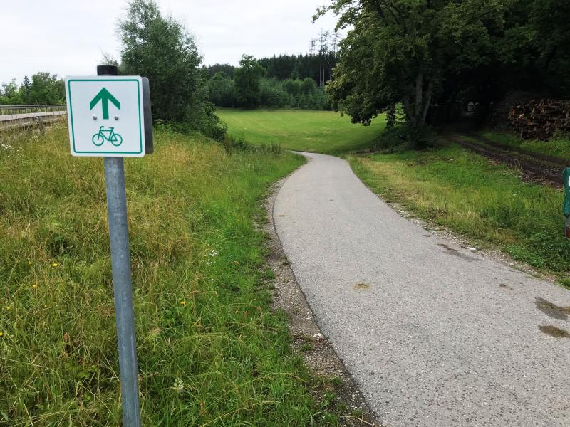 Donnerstagabend gegen 17 Uhr übersah ein 48-jähriger Puchheimer mit seinem Rennrad einen vorfahrtsberechtigten PKW-Fahrer, der von Gut Hoflach Richtung Alling unterwegs war. 