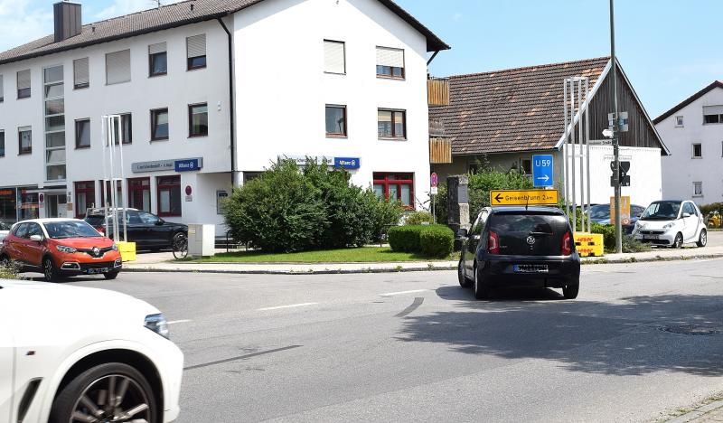 Wie  bereits letzte Woche von der Gemeinde angekündigt wurde gestern die Vorfahrtsregelung an der Kreuzung am Römerstein/Münchner Straße wieder geändert, so dass nunmehr wieder die alte Regelung gilt und der Römerstein wieder vorfahrtsberechtigt ist. 