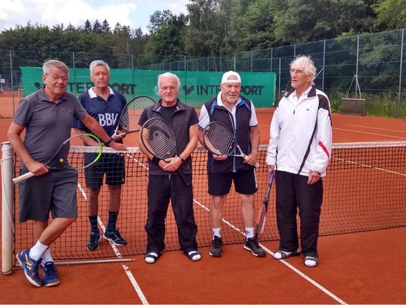 - Im allgemeinen Sportbericht würde es heißen: Sensationeller Erfolg der Tennis-Senioren des TC Fürstenfeldbruck über die Favoriten des 1860 München. Zum ersten Punktspiel der oberbayerischen Tennis-Bezirksliga mussten die Brucker TC-Tennis-Oldies bei den 60ern in München antreten. 