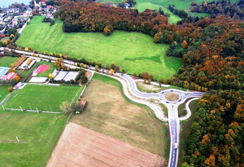 Nachdem sich die Gemeinde Weßling bereits seit Jahren dafür einsetzt, den gemeinsamen Geh- und Radweg im Bereich der Unterführung am Kreisverkehr der St 2068 zwischen Gut Delling und Weßling Schilder sicherer zu machen, hat das Landratsamt Starnberg als zuständige Straßenverkehrsbehörde das Aufstellen von Schilder zur Kennzeichnung der Gafahrenstelle angeordnet.