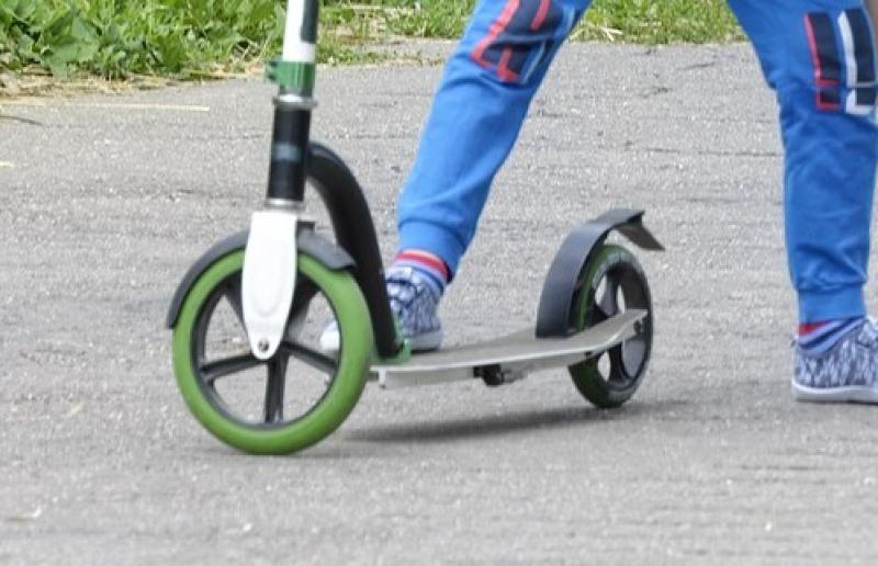 Eine 40-jährige Frau aus Germering fuhr am gestrigen Nachmittag gegen 15.45 Uhr mit ihrem Fahrrad auf der Augsburger Straße in Fahrtrichtung Puchheim, um ihr Kind vom Kindergarten abzuholen. Während der Fahrt trug die Radfahrerin einen Cityroller auf ihrem Rücken, den sie mit einer Hand festhielt, während sie mit der anderen Hand ihr Fahrrad steuerte.