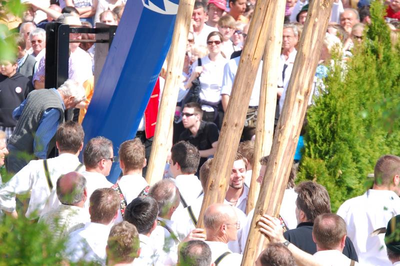 Geht es nach Martin Karl vom Büro Freiraum, soll mit der Versetzung des Maibaums im Gilchinger Altdorf gleichzeitig die Voraussetzung für eine Sanierung des gesamten Areals rund um die St. Vitus-Kirche geschaffen werden.