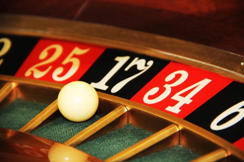 Das Glücksspiel hat in der Menschheit eine lange Tradition. Die ganze Stadt Las Vegas wurde um die Popularität von Casinos und Glücksspielen herum gebaut. Seit der Erfindung des Internets haben die traditionellen Casinos einen harten Wettbewerb mit Online-Casinos bekommen. 