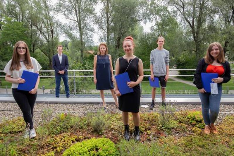 41 Mittelschulabsolventen können sich heuer über einen besonders guten Abschluss freuen. Den fünf „Allerbesten“ unter ihnen, wurden Urkunden von Landrat Stefan Frey bei einer kleinen Feierstunde im Landratsamt überreicht.
