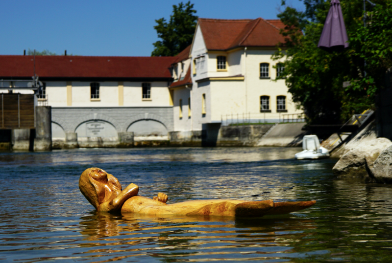 Die quirlige Wassernixe Melusine, die 2019 mehrere Monate in der Amper schwamm, kommt jetzt für eine Woche zurück nach Schöngeising, allerdings nur im Trockendock.