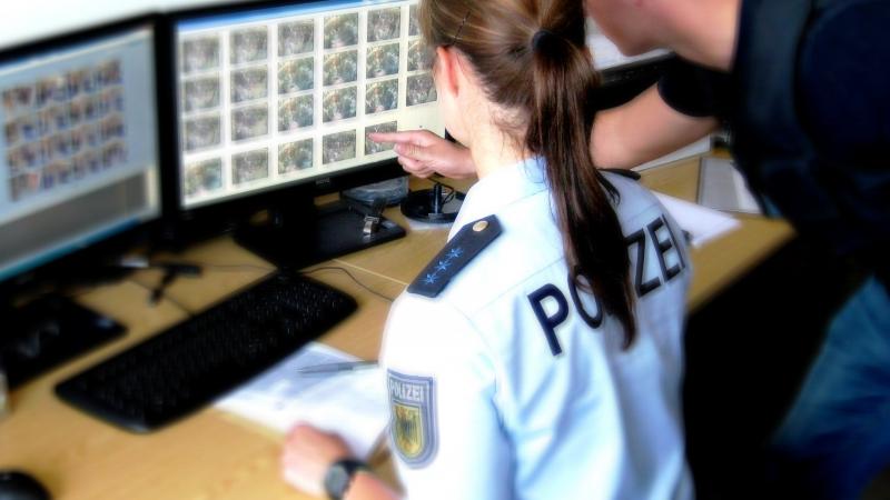 Eine 23-jährige Frau wurde am 5. August von einem Unbekannten in einer S-Bahn sexuelle belästigt und bedrängt. Dabei kam es auch zu exhibitionistische Handlungen. 