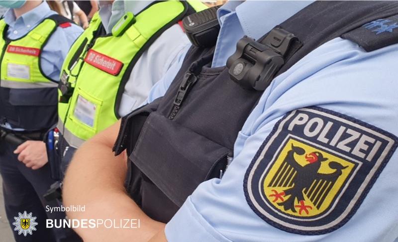 Am Sonntagabend hielt eine Streife der Deutsche Bahn Sicherheit am Hauptbahnhof München einen 55-Jährigen und eine 52-Jährige wegen fehlender Mund-Nasen-Bedeckung an. Nachdem sich das Pärchen nach Ansprache und Belehrung weiterhin weigerte den Bereich zu bedecken wurde die Bundespolizei hinzugezogen.