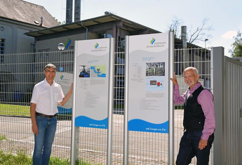 Auf acht Informationsstehlen können sich Passanten künftig über die Energieerzeugungsanlagen der Stadtwerke Fürstenfeldbruck informieren. Vertriebsleiter Andreas Wohlmann und der Aufsichtsratsvorsitzende Erich Raff stellten diese am Donnerstag vor und gaben die ersten für die Öffentlichkeit frei.