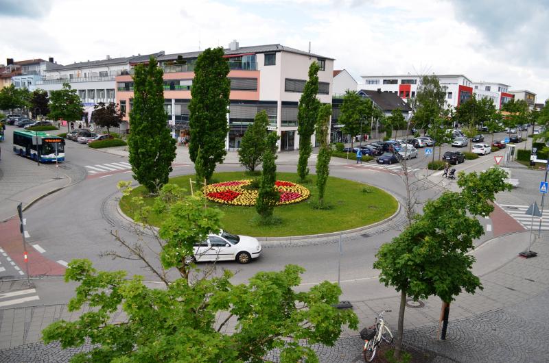 Am Dienstagnachmittag kam es in Germering in der  Untere Bahnhofstraße zu einem Motorradsturz, wobei sich der Fahrer leicht verletzte. Kurz nach 15.30 Uhr befuhr ein 37-jähriger Germeringer mit seinem Kraftrad Suzuki die Untere Bahnhofstraße. Am Kreisverkehr folgte er dieser in Richtung „Kleiner Stachus“. 